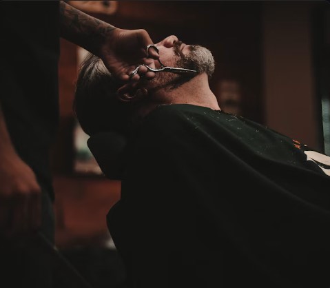 Coiffeur homme Genève travaillant la précision des contours et ciseaux chez The Barber House.